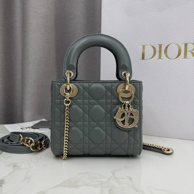 顶级原单三格岩石灰-羊皮钻石扣戴妃包-编号: M0505 这款 Lady Dior 手袋集中体现了 Dior 对优雅和美丽的深刻洞见。采用岩石灰色羊皮革精心制作 顶级原单三格岩石灰-羊皮钻石扣戴妃包-编号: M0505 这款 Lady Dior 手袋集中体现了 Dior 对优雅和美丽的深刻洞见。采用岩石灰色羊皮革精心制作