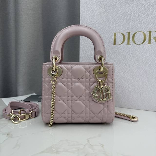 顶级原单三格珠光粉-羊皮钻石扣戴妃包-编号: M0505 这款 Lady Dior 手袋集中体现了 Dior 对优雅和美丽的深刻洞见。采用珠光粉色羊皮革精心制作 顶级原单三格珠光粉-羊皮钻石扣戴妃包-编号: M0505 这款 Lady Dior 手袋集中体现了 Dior 对优雅和美丽的深刻洞见。采用珠光粉色羊皮革精心制作