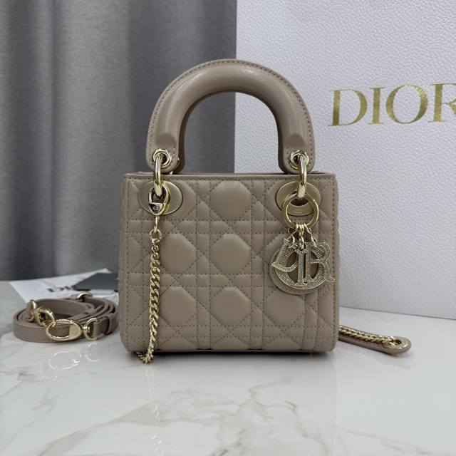 顶级原单三格胭脂米-羊皮钻石扣戴妃包-编号: M0505 这款 Lady Dior 手袋集中体现了 Dior 对优雅和美丽的深刻洞见。采用胭脂米色羊皮革精心制作 顶级原单三格胭脂米-羊皮钻石扣戴妃包-编号: M0505 这款 Lady Dior 手袋集中体现了 Dior 对优雅和美丽的深刻洞见。采用胭脂米色羊皮革精心制作