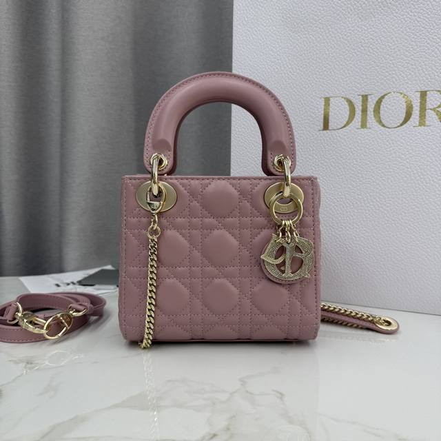 顶级原单三格复古粉-羊皮钻石扣戴妃包-编号: M0505 这款 Lady Dior 手袋集中体现了 Dior 对优雅和美丽的深刻洞见。采用复古粉色羊皮革精心制作 顶级原单三格复古粉-羊皮钻石扣戴妃包-编号: M0505 这款 Lady Dior 手袋集中体现了 Dior 对优雅和美丽的深刻洞见。采用复古粉色羊皮革精心制作