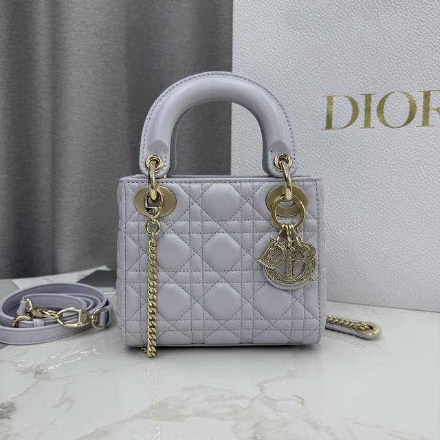 顶级原单三格梦幻紫-羊皮钻石扣戴妃包-编号: M0505 这款 Lady Dior 手袋集中体现了 Dior 对优雅和美丽的深刻洞见。采用梦幻紫色羊皮革精心制作