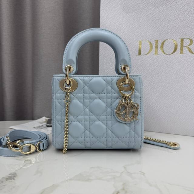顶级原单三格太空蓝-羊皮钻石扣戴妃包-编号: M0505 这款 Lady Dior 手袋集中体现了 Dior 对优雅和美丽的深刻洞见。采用太空蓝色羊皮革精心制作