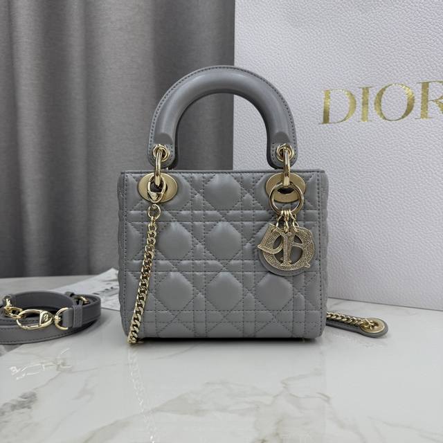 顶级原单三格珠光灰-羊皮钻石扣戴妃包-编号: M0505 这款 Lady Dior 手袋集中体现了 Dior 对优雅和美丽的深刻洞见。采用珠光灰色羊皮革精心制作