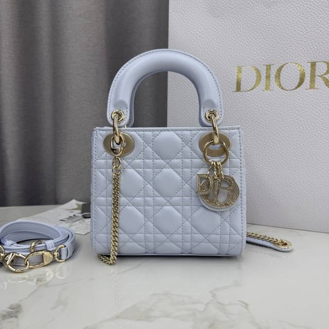 顶级原单三格冰川蓝-羊皮钻石扣戴妃包-编号: M0505 这款 Lady Dior 手袋集中体现了 Dior 对优雅和美丽的深刻洞见。采用冰川蓝色羊皮革精心制作