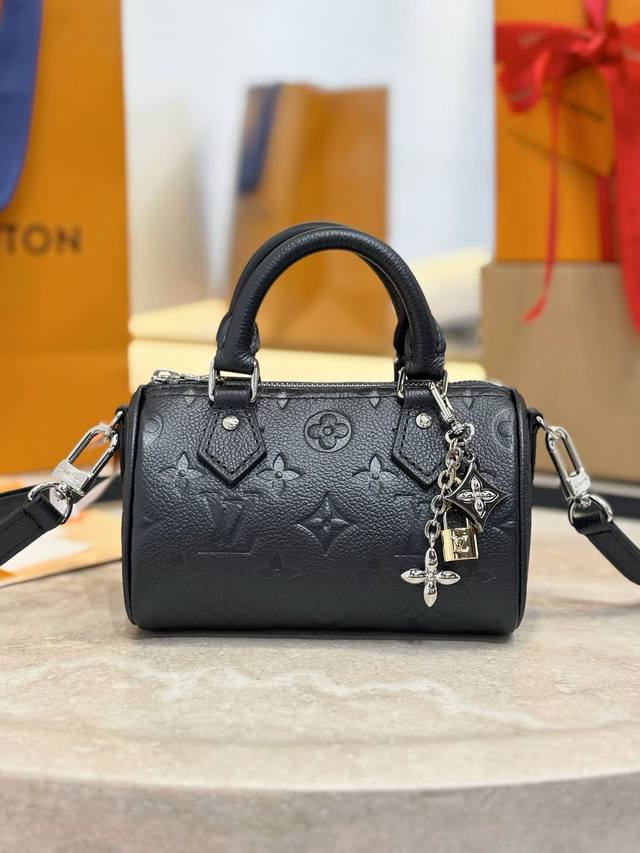 M26510 深蓝色 M27107 粉色 Nano Speedy包的这款闪亮版因其易于调整的调色板,在任何场合都能升级外观。该模型由Monogram皮革标志性印 M26510 深蓝色 M27107 粉色 Nano Speedy包的这款闪亮版因其易于调整的调色板,在任何场合都能升级外观。该模型由Monogram皮革标志性印