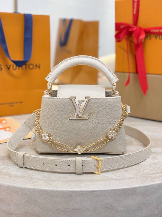 M25862 米黄 米白 迷你21Cm 本款 Capucines 迷你 手袋出自 Daydream 系列，为 Taurillon 牛皮革渲染雅致色调，巧妙致意经