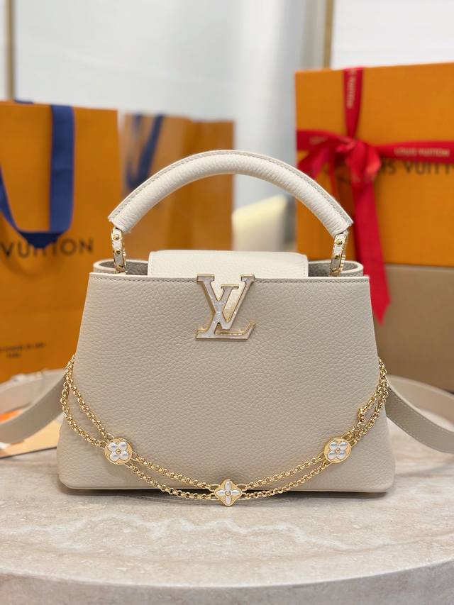 M25862 米黄 米白 小号27Cm 本款 Capucines Bb 手袋出自 Daydream 系列,为 Taurillon 牛皮革渲染雅致色调,巧妙致意经 M25862 米黄 米白 小号27Cm 本款 Capucines Bb 手袋出自 Daydream 系列,为 Taurillon 牛皮革渲染雅致色调,巧妙致意经