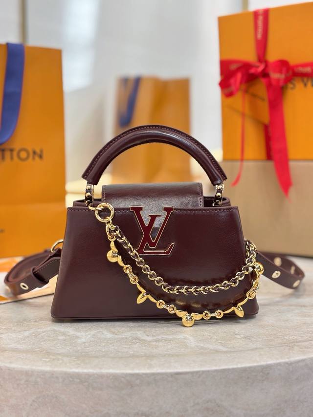 Capucines East-West 迷你手袋 M25473酒红色 22Cm 本款 Capucines East-West 迷你手袋向路易威登美妆系列汲取色彩