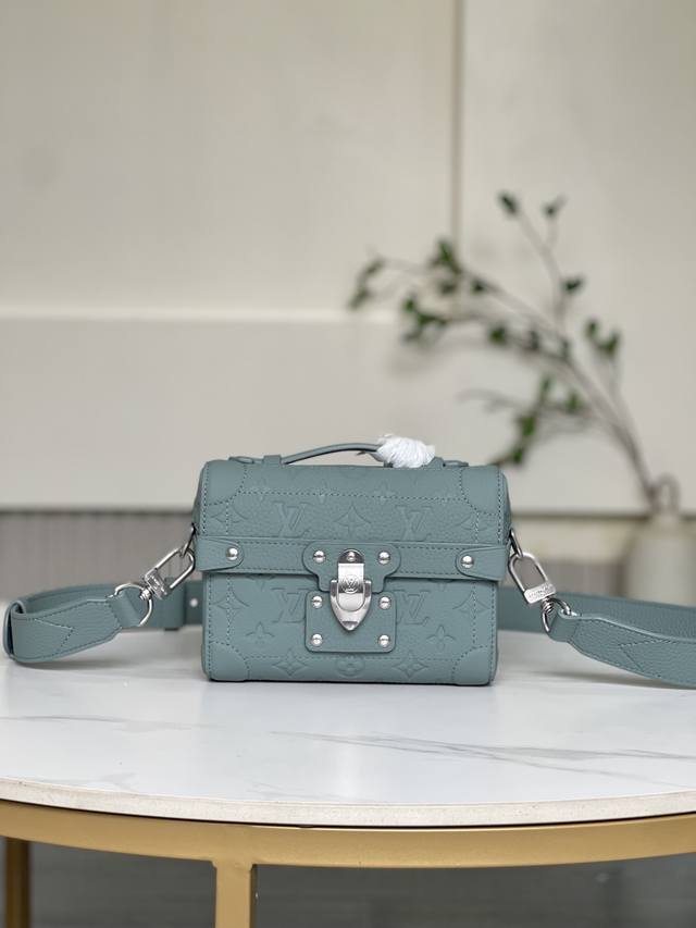 双11特价 13870 全新不退换 19 X 15 X 7 厘米 长度 X 高度 X 宽度 雾湖绿 Taurillon Monogram压纹牛皮 牛皮皮饰 纺织 双11特价 13870 全新不退换 19 X 15 X 7 厘米 长度 X 高度 X 宽度 雾湖绿 Taurillon Monogram压纹牛皮 牛皮皮饰 纺织