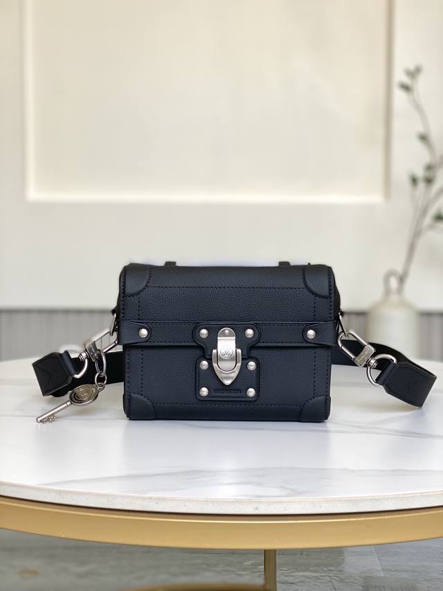 双11特价 11516 全新不退换 19 X 15 X 7 厘米 长度 X 高 X 宽 Lv Colorado 牛皮革 牛皮革饰边 织物内衬 金属件 拉链主隔层