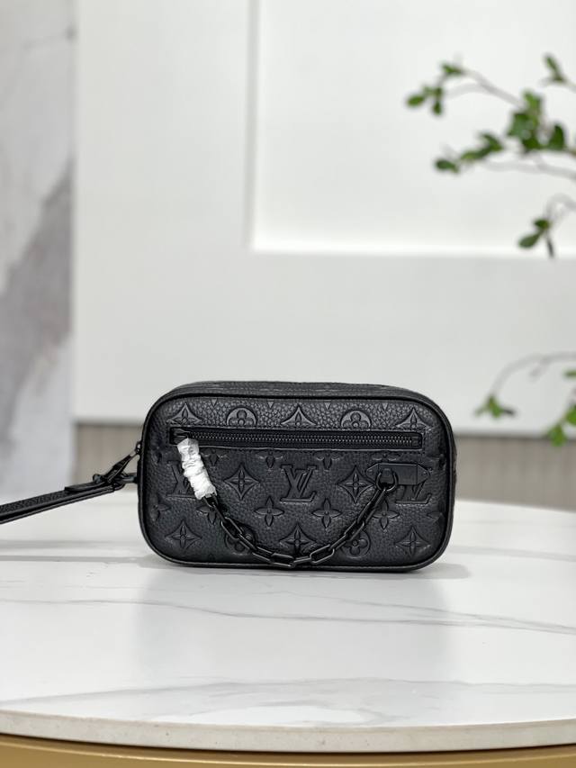 双11特价 55703全新不退换 原单M55703 pochette Volga 手拿包取材压印 Monogram 图案的柔软 Taurillon 皮革，树脂链