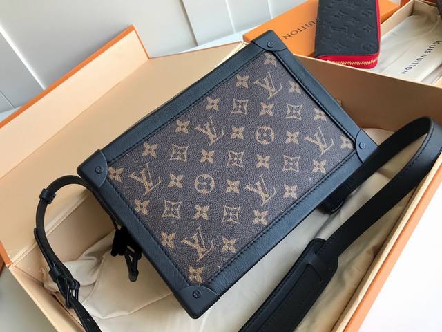 双11特价 44478 全新不退换 M44478 老花 Soft Trunk 手袋 此款Soft Trunk手袋质地柔软，展现了对邮差包的重新诠释，是理想的出行