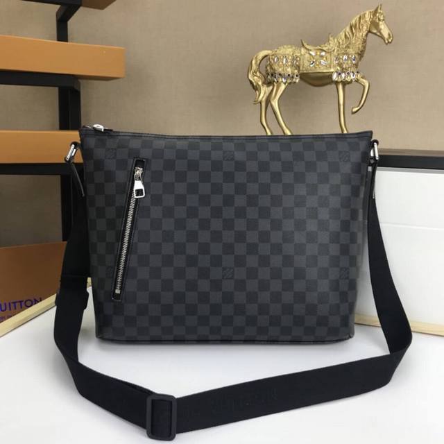 双11特价 41106 全新不退换 Mick 中号手袋以耐用的 Damier Graphite 帆布制成,展露都市精神,是都市手袋的首选,亦是理想的旅行佳伴。 双11特价 41106 全新不退换 Mick 中号手袋以耐用的 Damier Graphite 帆布制成,展露都市精神,是都市手袋的首选,亦是理想的旅行佳伴。