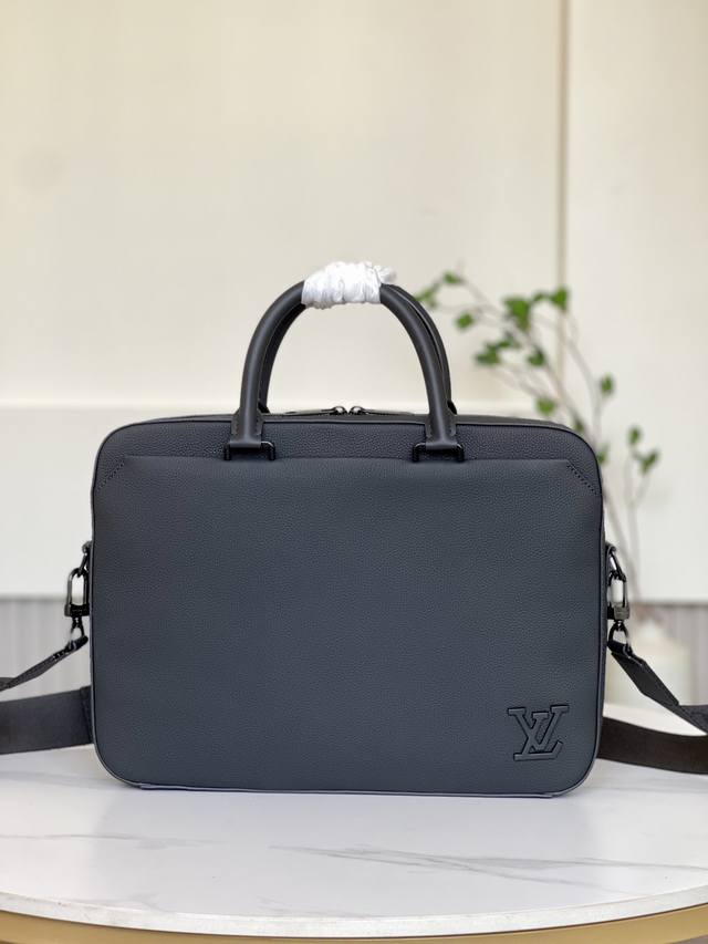 双11特价 23778 全新不退换 39 X 29 X 6 厘米 长度 X 高 X 宽 牛皮革 牛皮革饰边 织物内衬 金属件 金属字母标识 大号内隔层 拉链主袋