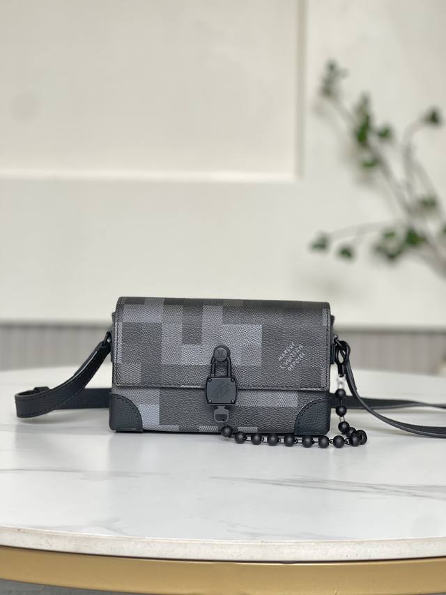 双11特价 14923 全新不退换 11 X 6.5 X 18 厘米 高 X 宽 X 长度 Damoflage Black 涂层帆布 牛皮革饰边 织物内衬 金属 双11特价 14923 全新不退换 11 X 6.5 X 18 厘米 高 X 宽 X 长度 Damoflage Black 涂层帆布 牛皮革饰边 织物内衬 金属