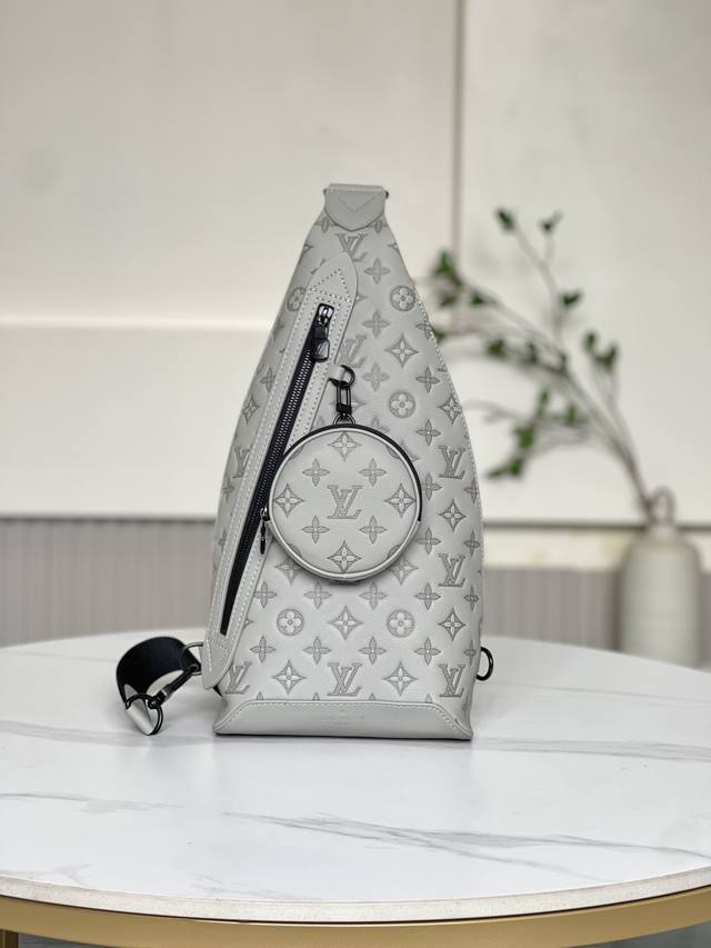 双11特价 14916 全新不退换 20 X 42 X 6 厘米 长度 X 高 X 宽 牛皮革 牛皮革饰边 织物内衬 金属件 拉链开合 可调节肩带 D 形环 可