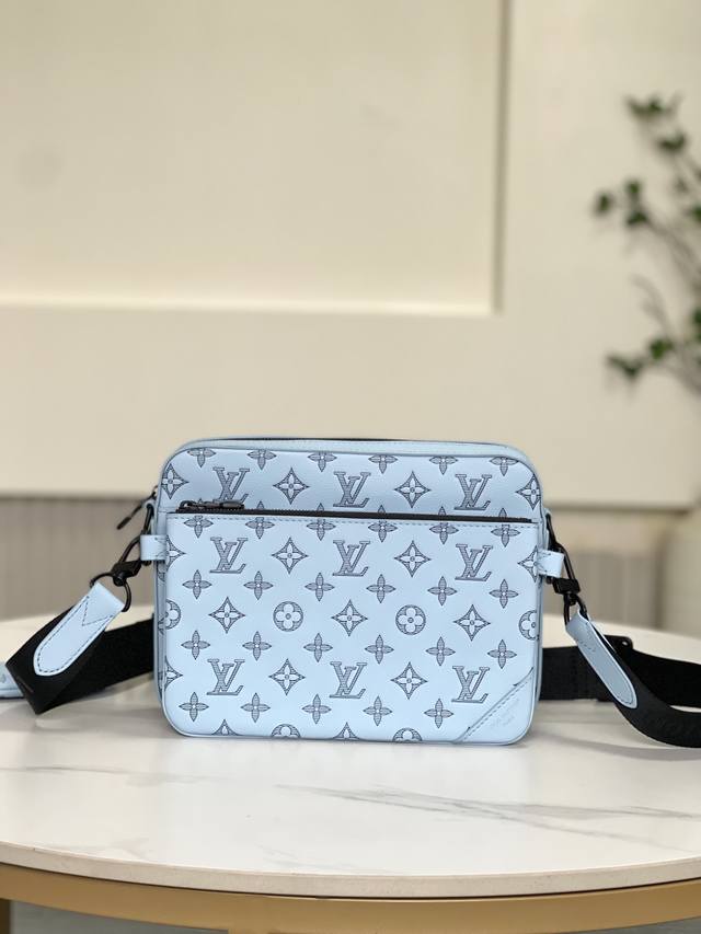 双11特价 14781 全新不退换 25 X 18.5 X 7厘米 长度X高度X宽度 天空蓝 Monogram Shadow Embossed小牛皮 小牛皮材料