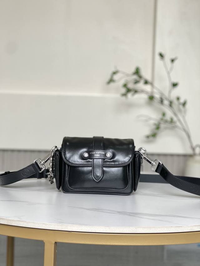 双11特价 13989 全新不退换 14 X 10 X 23 厘米 高 X 宽 X 长度 牛皮革 牛皮革饰边 织物内衬 金属件 磁扣开合 主隔层 开口式前袋 开