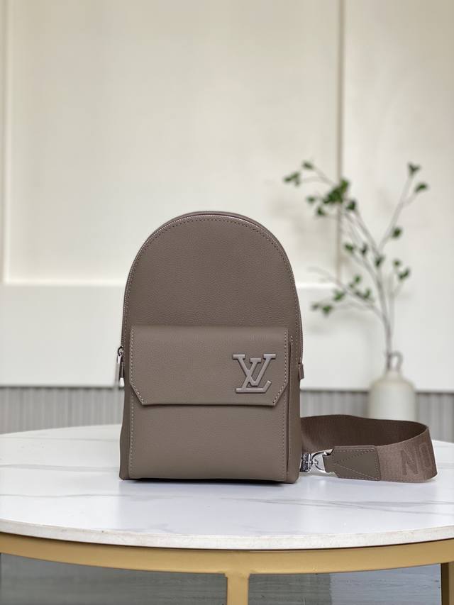 双11特价 11601 全新不退换 11601 棕色荔枝纹 23736 20X30X4厘米 长X高X宽 黑色 牛皮 牛皮饰边 纺织面料 黑色五金件 同色金属中的