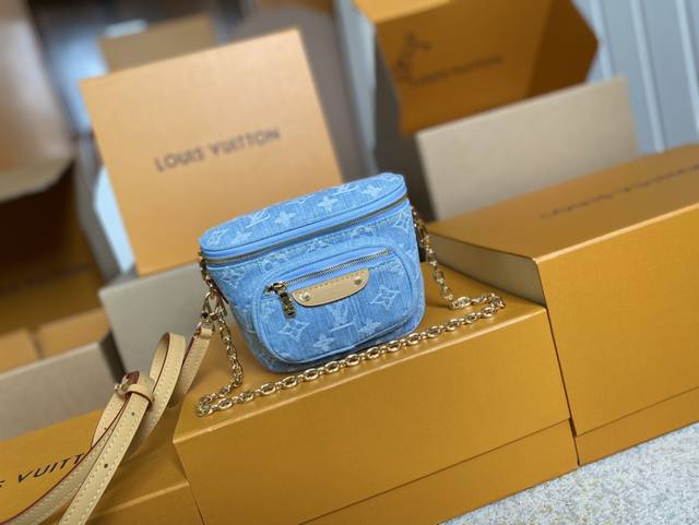 顶级原单 M83353支持Nxp芯片感应 动态芯片Mini Bumbag 手袋为丹宁布织就 Monogram 图案，经漂白和砂洗后呈现复古风范。潮流构型设有拉链