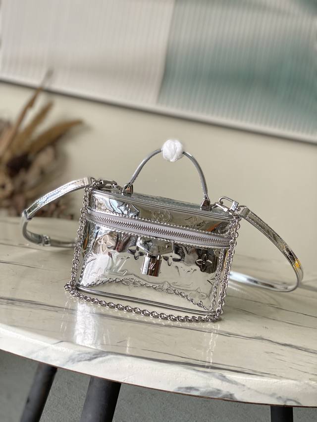 顶级原单 M26097 本款 Vanity Chain pouch 手袋出自 Lv Ski 系列，向品牌传统化妆箱汲取灵感，以 Monogram Miroir
