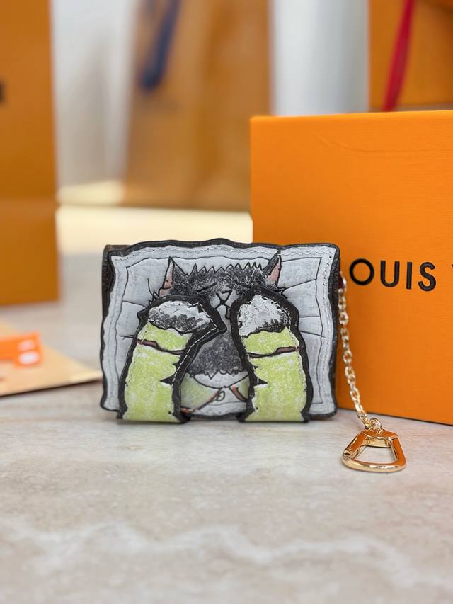 pawket 钱包 M25732 pawket 钱包取材牛皮革和帆布，为经典 Monogram 图案融入 Coddington 手绘的猫咪插画图案，巧妙道出 T