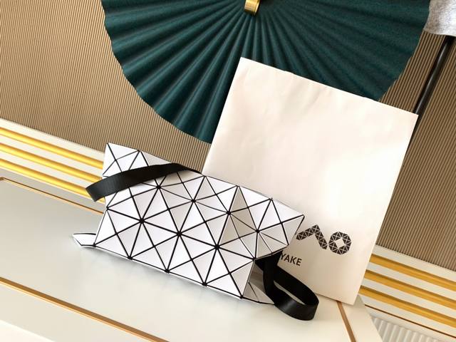 厂价 。 最高版本原厂皮顶级原单配专柜全套包装 Issey Miyake Bao Bao 尺寸：34Cm*22Cm 4*6 男女通用款斜挎单肩包休闲时尚必备款