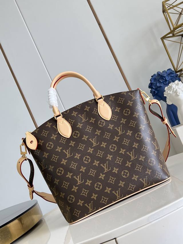 厂价 。 最高版本原厂皮顶级原单配专柜全套包装 顶级原单 独家实拍M26494 這款原版的Lockit袋款靈感來自柯德莉夏萍於1958年在 儷人行 中曾攜帶的旅