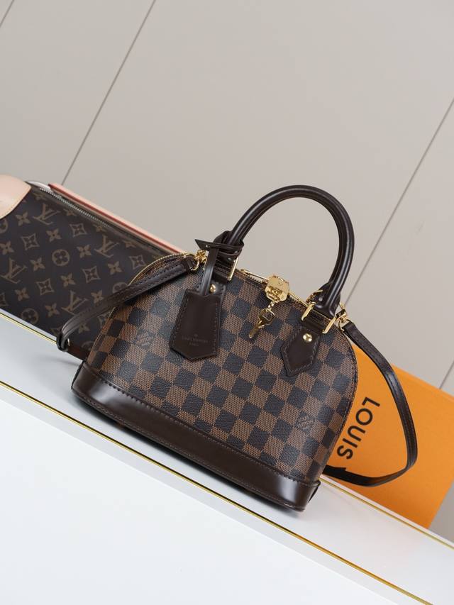 厂价 。 最高版本原厂皮顶级原单配专柜全套包装 N40606啡格新版 肩带可调节 顶级原单 独家背景实拍 本款 Alma Bb 手袋溯源 1934 年的装饰艺术