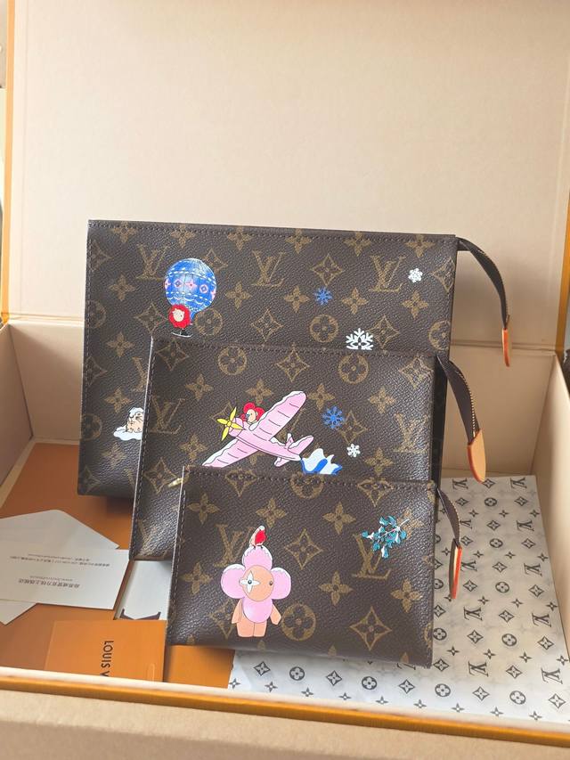 厂价 。 最高版本原厂皮顶级原单配专柜全套包装 M15357手包三件套 使用Monogram帆布制作的三件套小包“三重奏小包系列”。它描绘了庄园的吉祥物“Viv