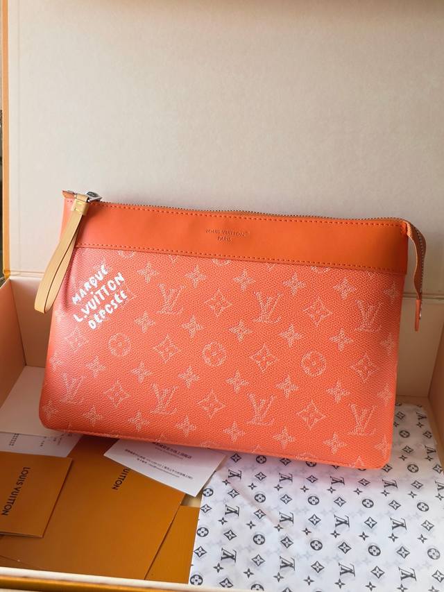 厂价 。 最高版本原厂皮顶级原单配专柜全套包装 26827 橙色 pochette Voyage Souple 手拿包 pochette Voyage Soup