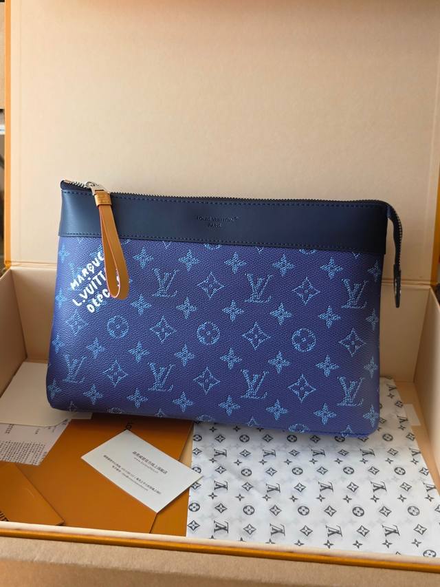 厂价 。 最高版本原厂皮顶级原单配专柜全套包装 M26837 宝蓝 pochette Voyage Souple 手拿包 pochette Voyage Sou