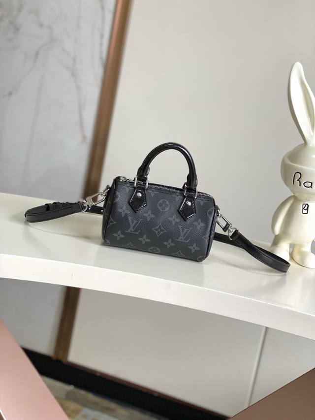 厂价 。 最高版本原厂皮顶级原单配专柜全套包装 海原外单 独实家拍 M26573 本款 Nano Speedy 手袋采用帆布塑造玲珑构型，以 Monogram