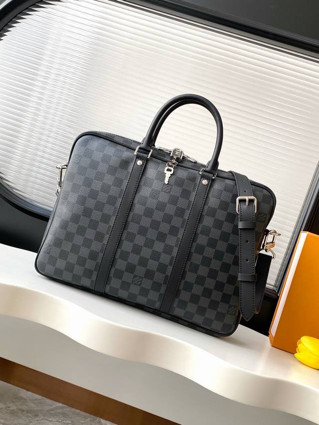 厂价 。 最高版本原厂皮顶级原单配专柜全套包装 顶级原单加强版 N41478黑格 粗犷的Damier Graphite格纹帆布赋予此款porte-Documen 厂价 。 最高版本原厂皮顶级原单配专柜全套包装 顶级原单加强版 N41478黑格 粗犷的Damier Graphite格纹帆布赋予此款porte-Documen