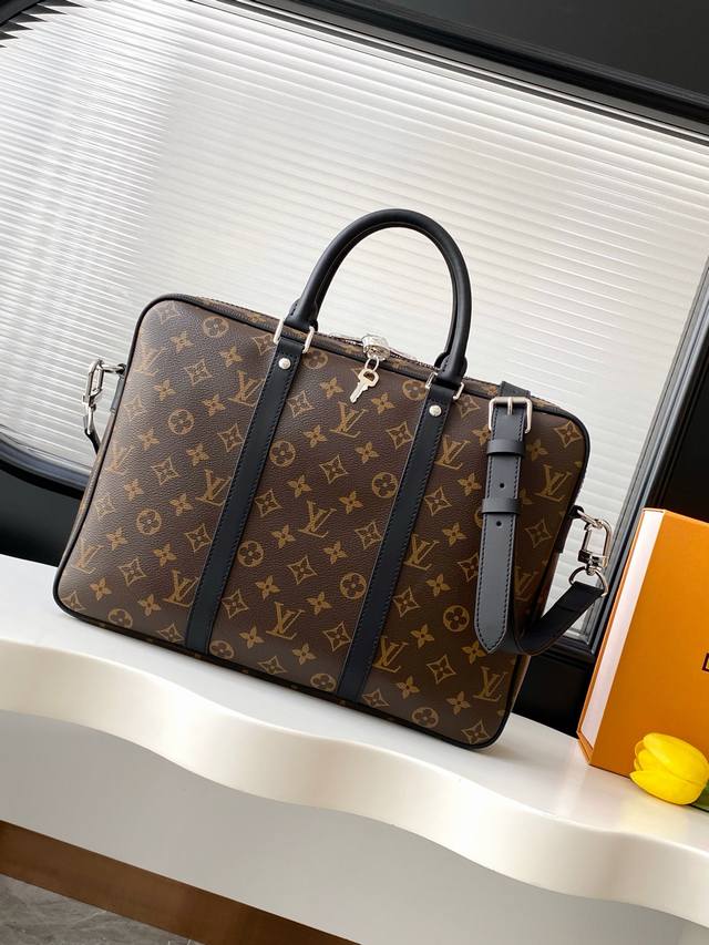 厂价 。 最高版本原厂皮顶级原单配专柜全套包装 顶级原单加强版 M52005老花 粗犷的Damier Graphite格纹帆布赋予此款porte-Documen