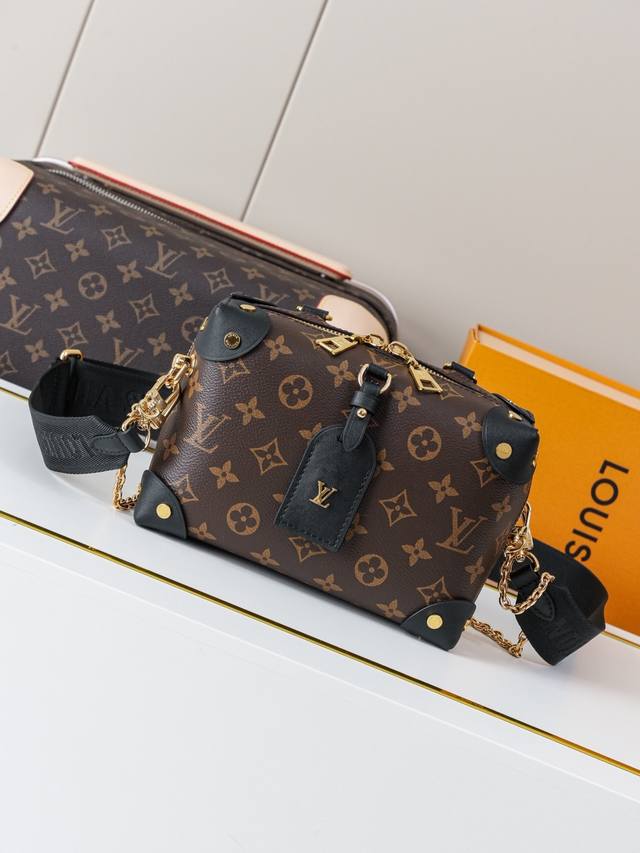 厂价 。 最高版本原厂皮顶级原单配专柜全套包装 M45571老花黑 顶级原单 独家背景实拍 本款petite Malle Souple 手袋取材 Monogra 厂价 。 最高版本原厂皮顶级原单配专柜全套包装 M45571老花黑 顶级原单 独家背景实拍 本款petite Malle Souple 手袋取材 Monogra