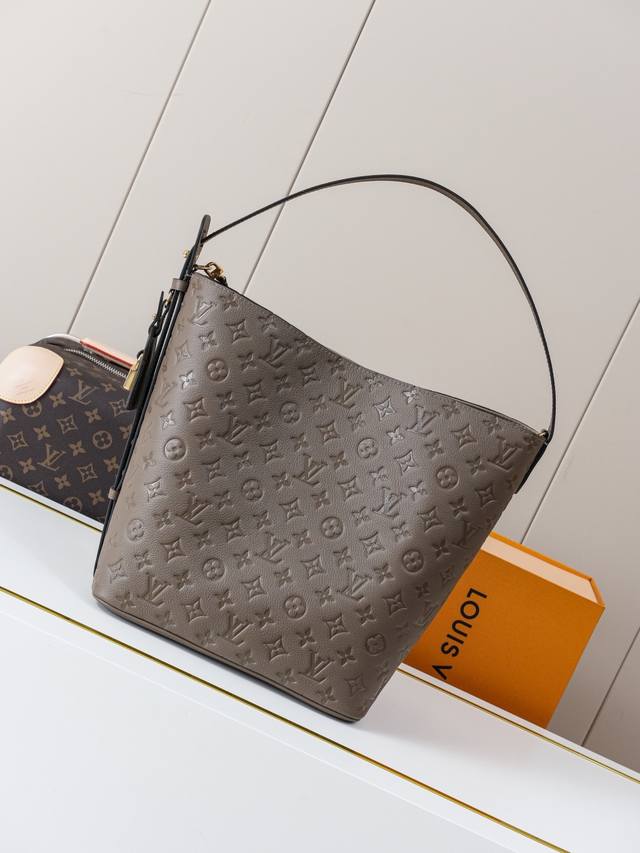 厂价 。 最高版本原厂皮顶级原单配专柜全套包装 动态芯片 M25823灰咖 顶级原单 独家背景实拍 本款 All In 手袋为 Monogram 牛皮革搭配亮泽