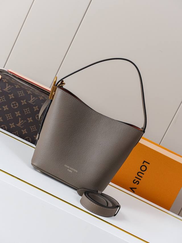 厂价 。 最高版本原厂皮顶级原单配专柜全套包装 M25544灰咖 顶级原单 独家背景实拍 本款 All In Bb 手袋出自 Low Key 系列，采用粒面牛皮