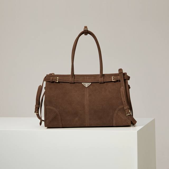 厂价 。 最高版本原厂皮特级配专柜全套包装 Lussolf绒皮1Ba433 磨砂棕 大号 这款手提斜挎包采用进口绒皮 磨砂皮 ，经典的色泽散发出古典气息，配有一