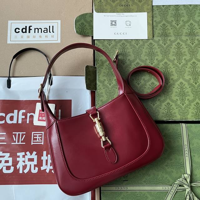 厂价 。 最高版本原厂皮顶级原单配专柜全套包装 简介:经典Jackie 1961系列手袋在 秋冬系列中经重新演绎后焕发新的活力。本季这款具有极高辨识度的手袋重回 厂价 。 最高版本原厂皮顶级原单配专柜全套包装 简介:经典Jackie 1961系列手袋在 秋冬系列中经重新演绎后焕发新的活力。本季这款具有极高辨识度的手袋重回