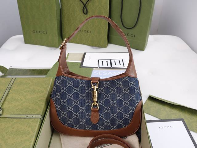 价 。 最高版本原厂皮顶级原单配专柜全套包装 简介：带回到最前沿，可识别的形状是提出了牛仔与 Gg 主题和加强与额外的，可拆卸的肩带。第二根带子与带扣的袋子相连