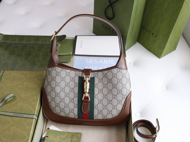 价 。 最高版本原厂皮顶级原单配专柜全套包装 简介：经典Jackie 1961系列手袋在 秋冬系列中经重新演绎后焕发新的活力。本季这款具有极高辨识度的手袋重回时