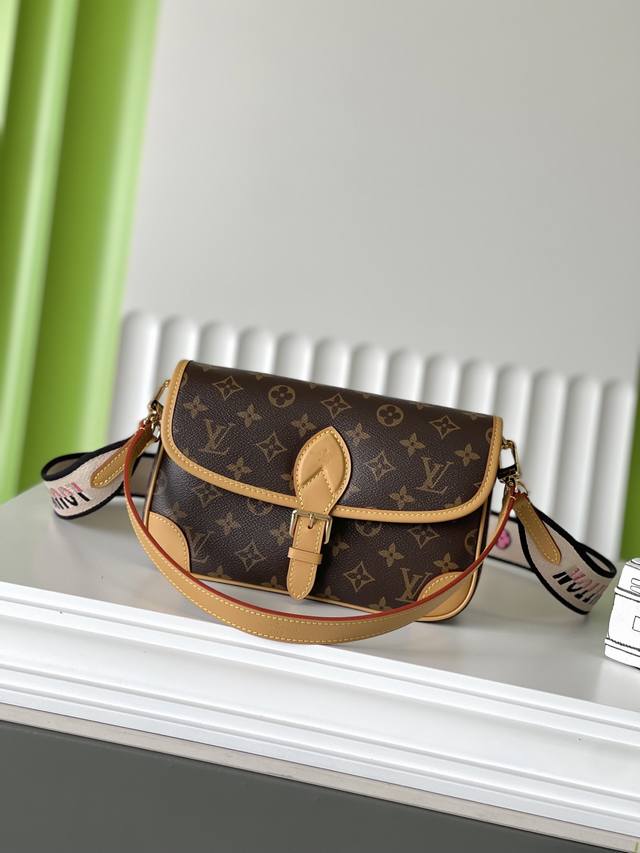 厂价 。 最高版本原厂皮顶级原单配专柜全套包装 顶级原单 变码芯片 实物实拍 M45985 尺寸: 25×15×9Cm Diane 老花法棍包