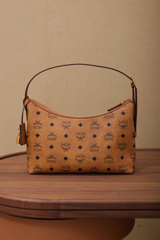 厂价 。 最高版本原厂皮顶级原单配专柜全套包装 新款 干邑色Small#腋下肩背包 Cp独家老花满印 这款单品对经典的休闲款式进行了现代风的全新演绎,在柔软与挺 厂价 。 最高版本原厂皮顶级原单配专柜全套包装 新款 干邑色Small#腋下肩背包 Cp独家老花满印 这款单品对经典的休闲款式进行了现代风的全新演绎,在柔软与挺