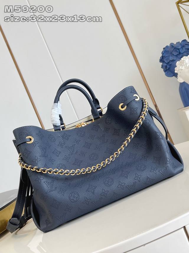 M59200深蓝 M14316 本款 Bella Tote 手袋取材品牌标志性镂花穿孔皮革，与可拆卸链条相映成趣，成就通勤与周末出行的经典之选。充裕构型方便收纳