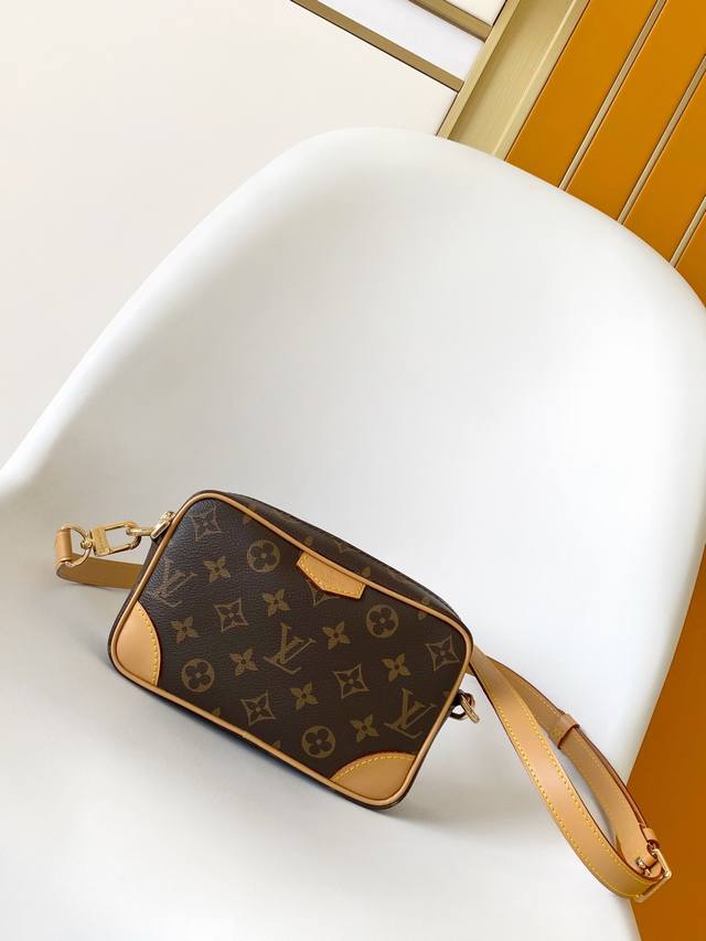 对版色出货顶级原单 动态变码 M14058TrocadéRo 迷你手袋采用 Monogram 帆布材质、复古牛皮革镶边及加固前包角，向路易威登的传奇历史致敬，将