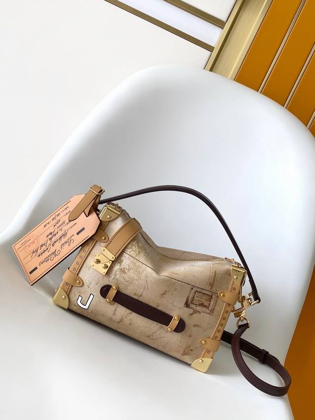 M12480 顶级原单 动态163 秋冬时装秀采用摩登构型演绎典藏设计，致意品牌悠远制箱传承。本款 Side Trunk 手袋取材帆布和光滑皮革，以高清印花和镶