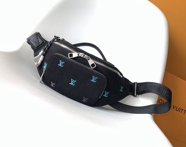 M13961 顶级原单 动态163 渐变牛仔刺绣腰包 真的好好看哦。设计融合经典与现代元素，如Monogram图案、标志性Logo，造型多样，能搭配休闲装、正装