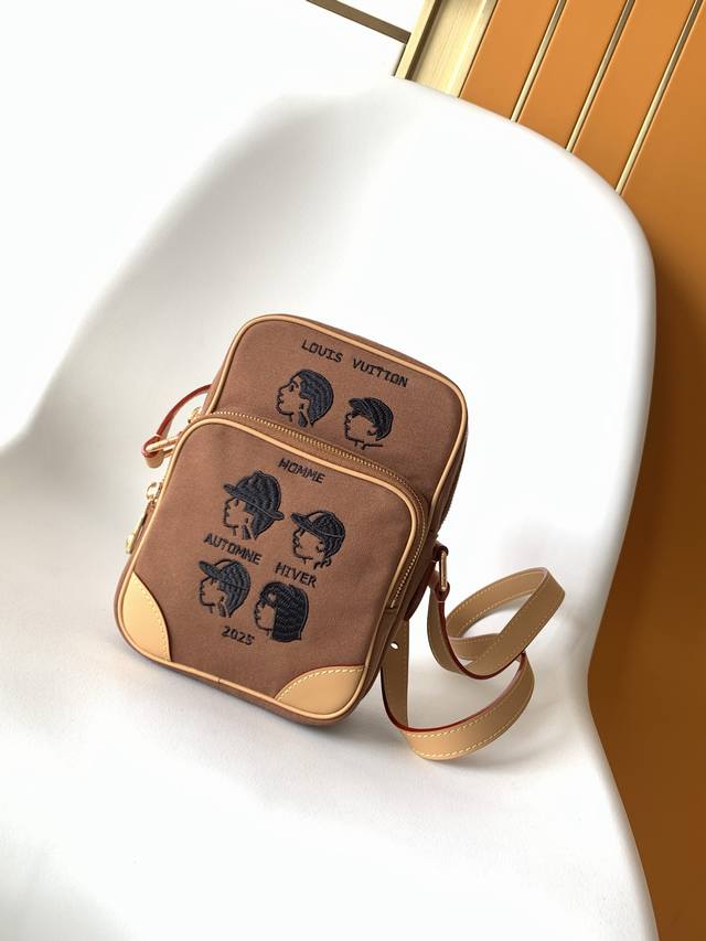 M25866 顶级原单 动态变码 pharrel And Nigo Collection's Nigo联名的系列采用的是外翻的设计结构来处理，老花变内里，帆布成