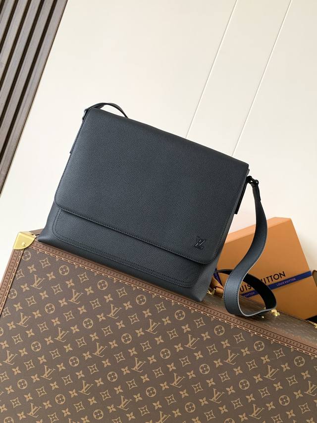 M15268黑色 顶级原单 变码芯片163C Boarding 邮差包取材轻质耐磨的蜡面牛皮革，为精巧构型搭配内外贴袋，便于妥善存放 1 4寸平板电脑。可调节皮